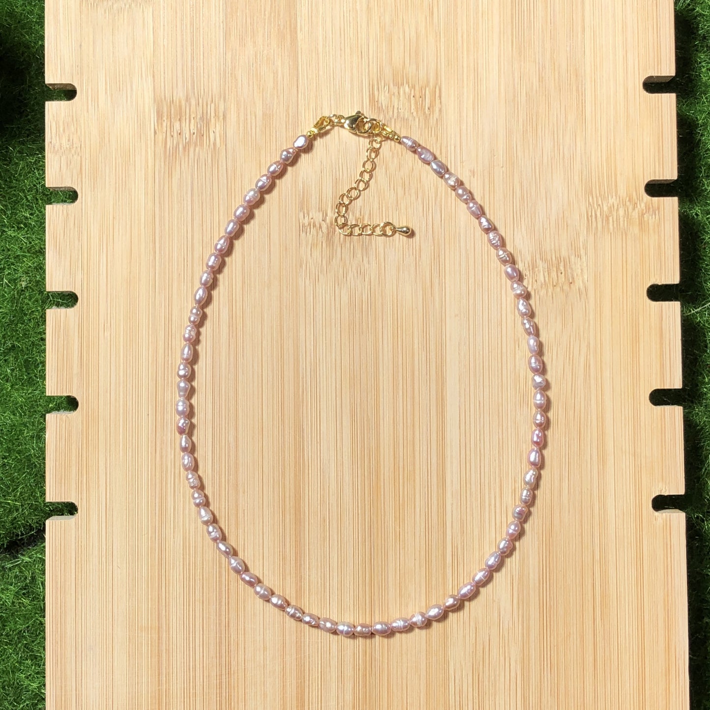 Halskette aus violetten Süßwasserperlen, plattiert mit 14-karätigem Gold und Kupfer, handgefertigt.