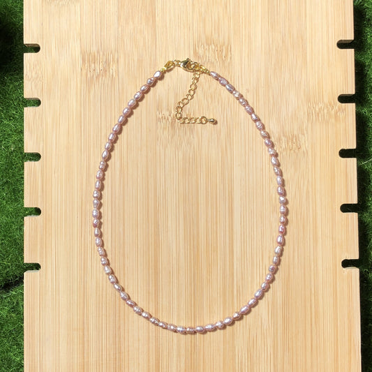 Halskette aus violetten Süßwasserperlen, plattiert mit 14-karätigem Gold und Kupfer, handgefertigt.