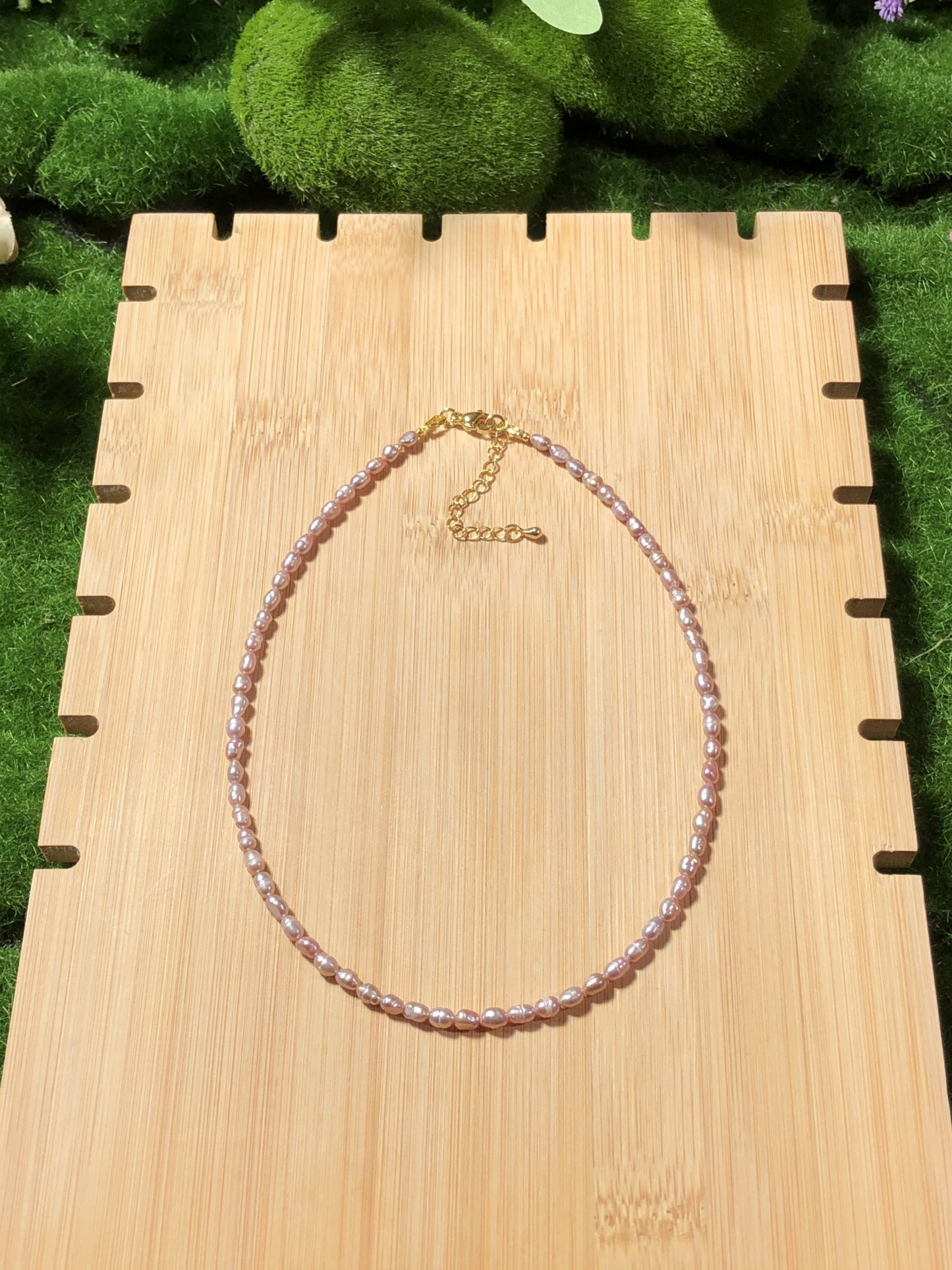 Halskette aus violetten Süßwasserperlen, plattiert mit 14-karätigem Gold und Kupfer, handgefertigt.