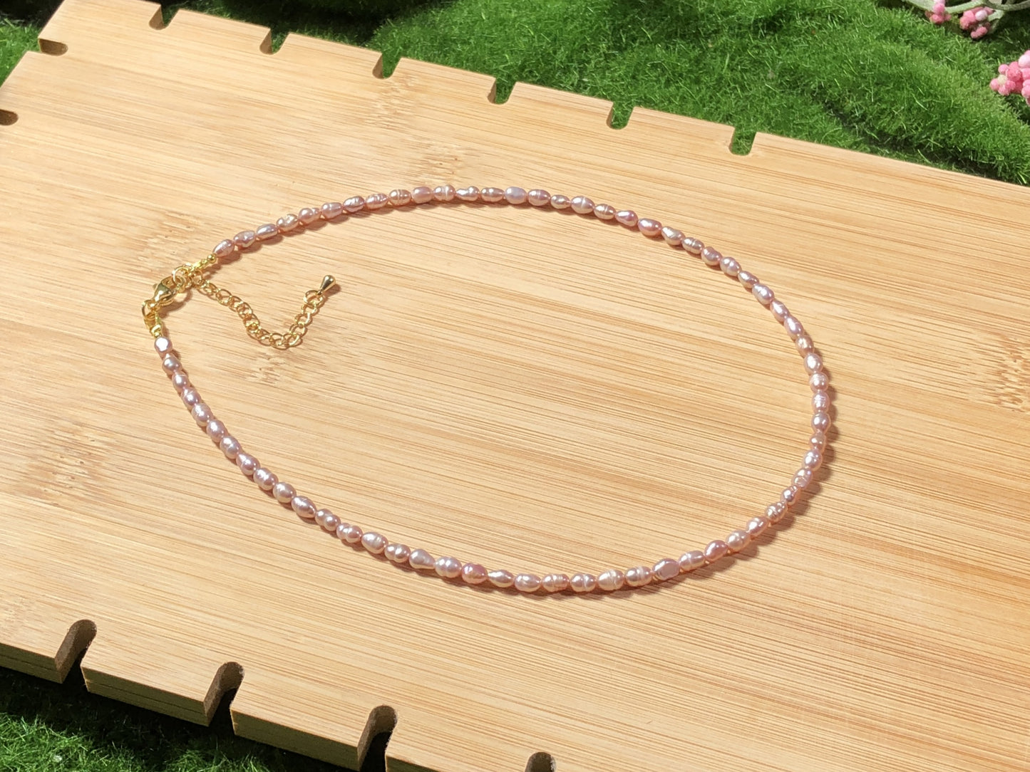 Halskette aus violetten Süßwasserperlen, plattiert mit 14-karätigem Gold und Kupfer, handgefertigt.