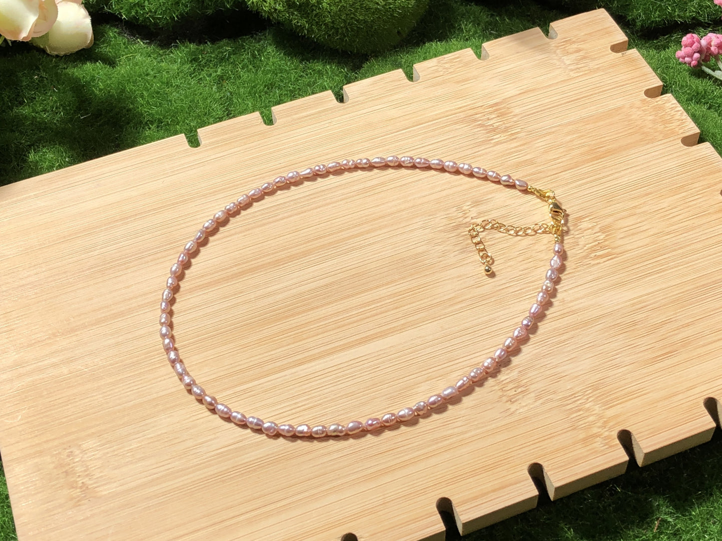 Halskette aus violetten Süßwasserperlen, plattiert mit 14-karätigem Gold und Kupfer, handgefertigt.