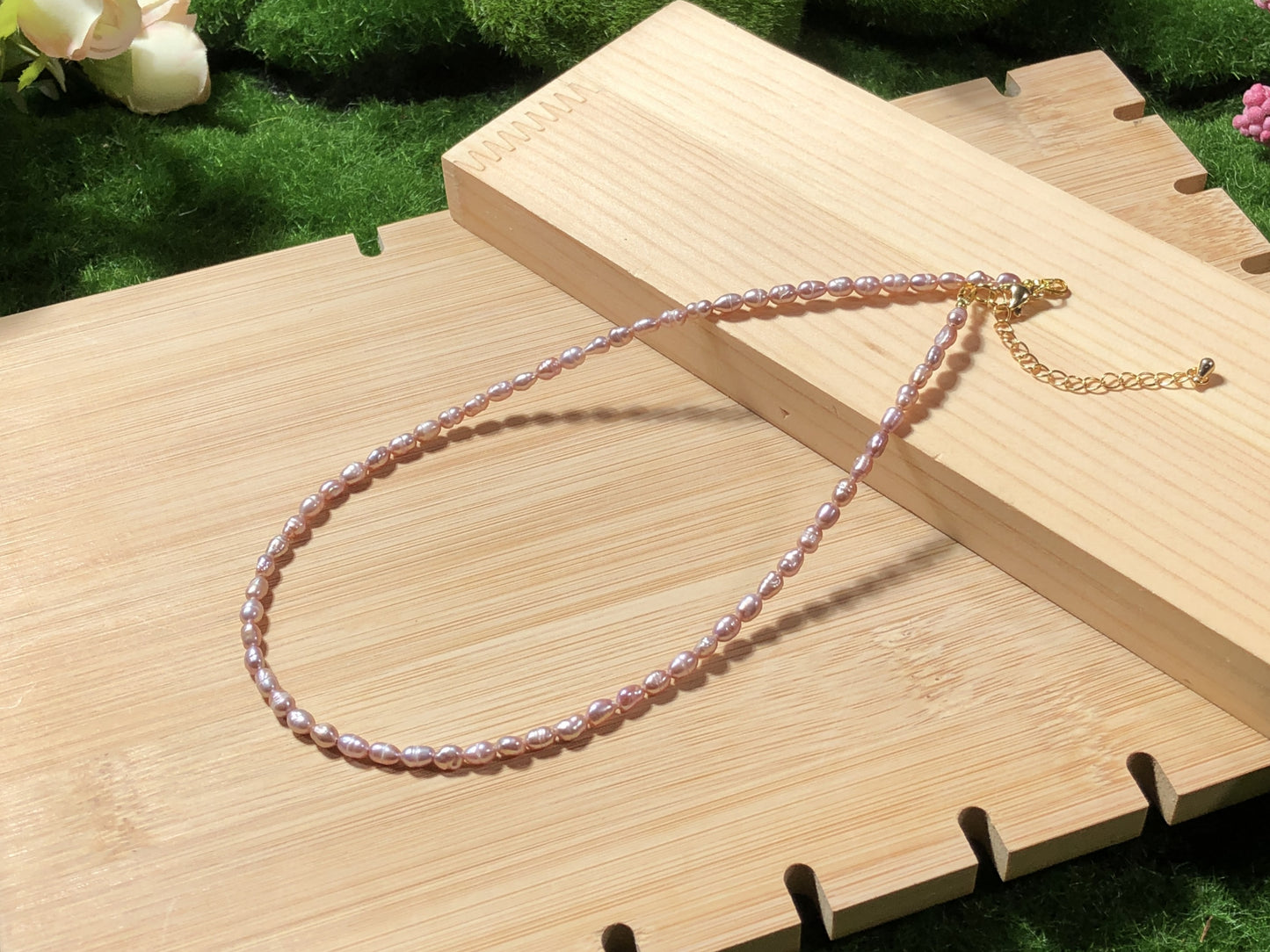 Halskette aus violetten Süßwasserperlen, plattiert mit 14-karätigem Gold und Kupfer, handgefertigt.