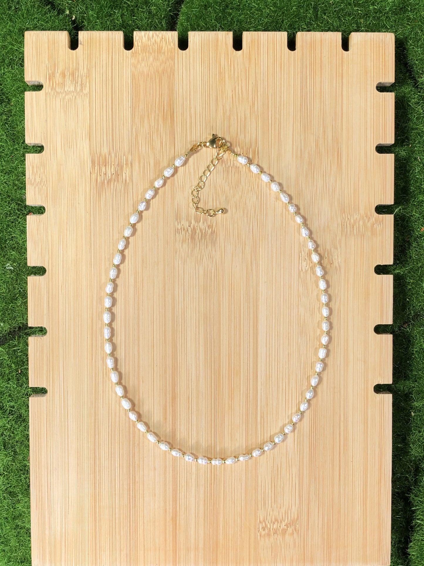 Halskette aus natürlichen Süßwasserperlen, kupferplattiert mit 14-karätigem Gold, handgefertigt.