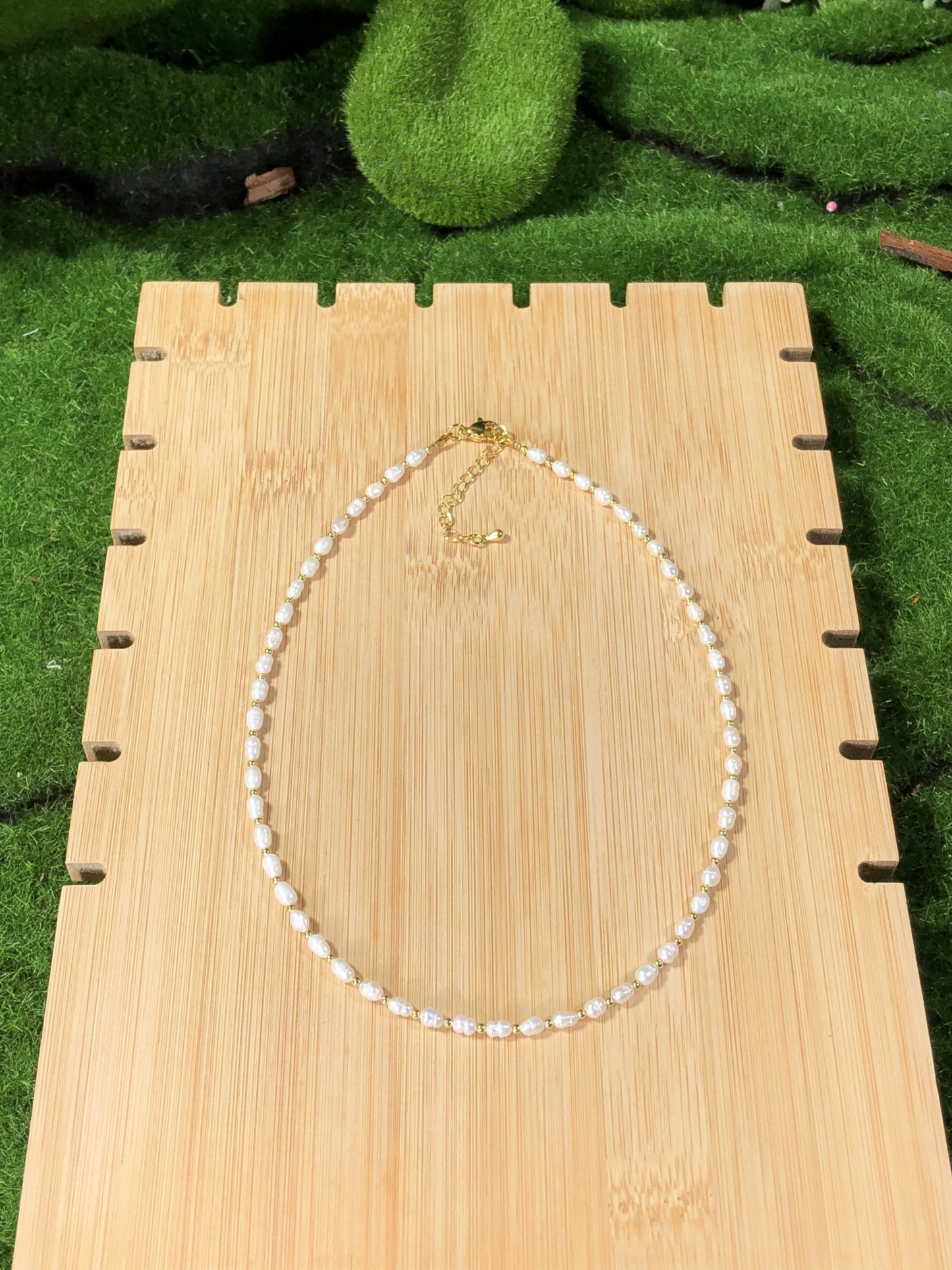 Halskette aus natürlichen Süßwasserperlen, kupferplattiert mit 14-karätigem Gold, handgefertigt.