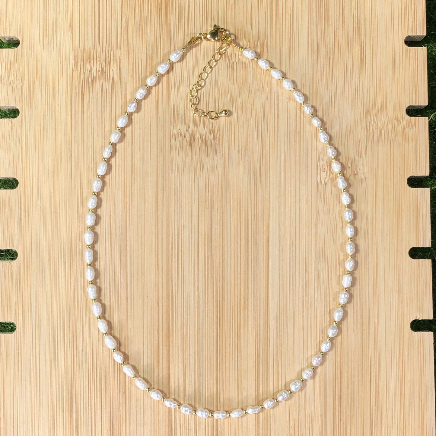 Halskette aus natürlichen Süßwasserperlen, kupferplattiert mit 14-karätigem Gold, handgefertigt.