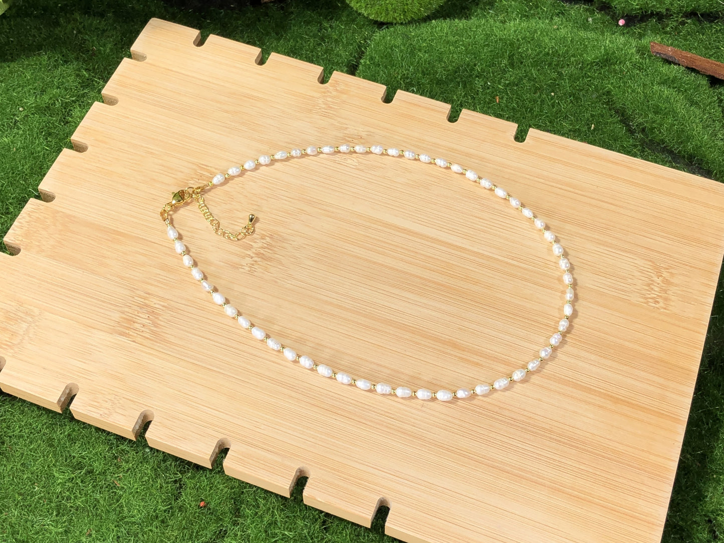 Halskette aus natürlichen Süßwasserperlen, kupferplattiert mit 14-karätigem Gold, handgefertigt.
