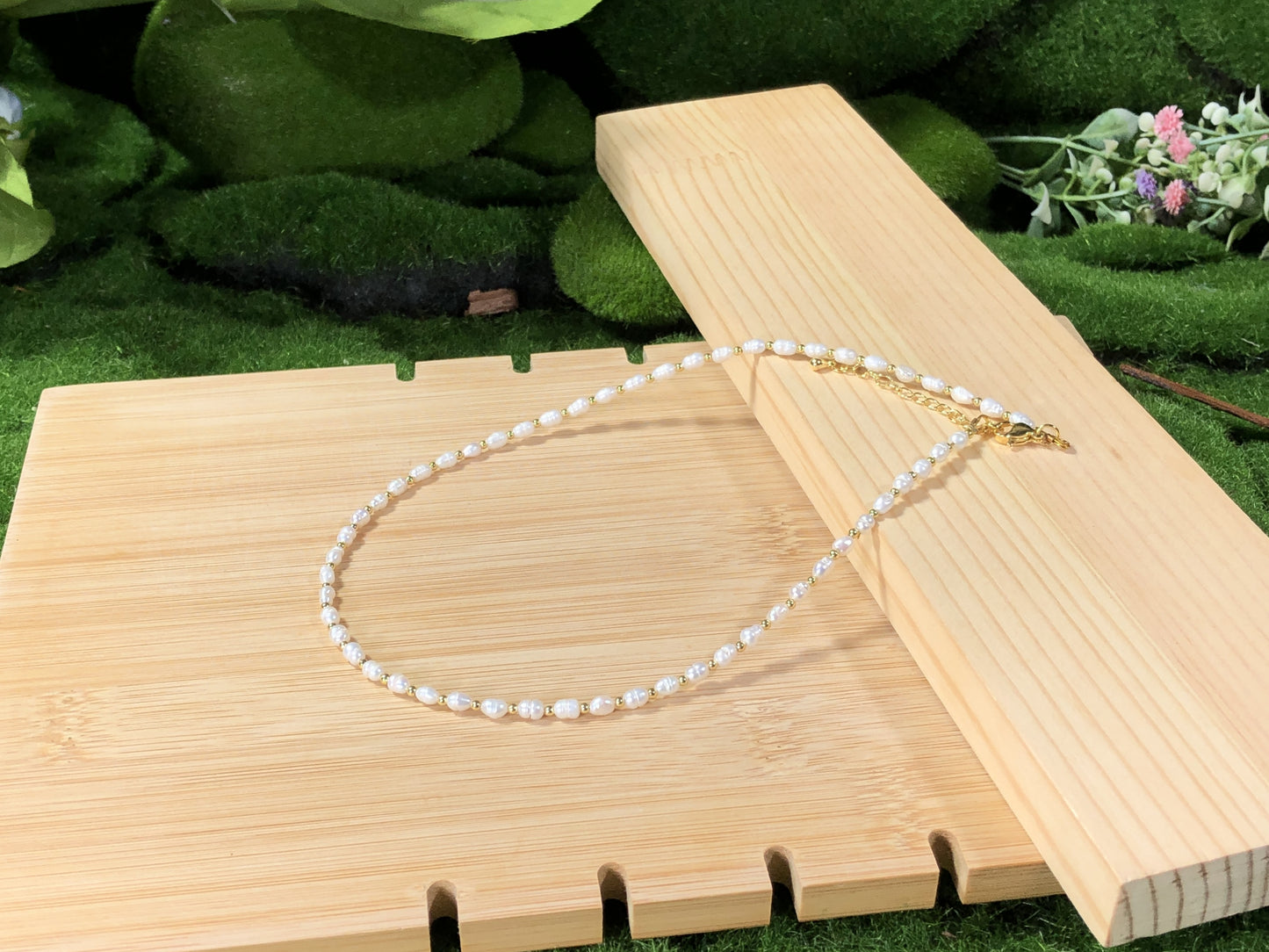 Halskette aus natürlichen Süßwasserperlen, kupferplattiert mit 14-karätigem Gold, handgefertigt.