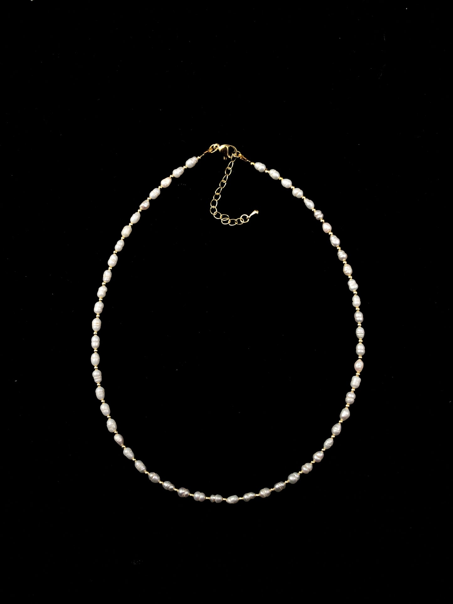 Halskette aus natürlichen Süßwasserperlen, kupferplattiert mit 14-karätigem Gold, handgefertigt.