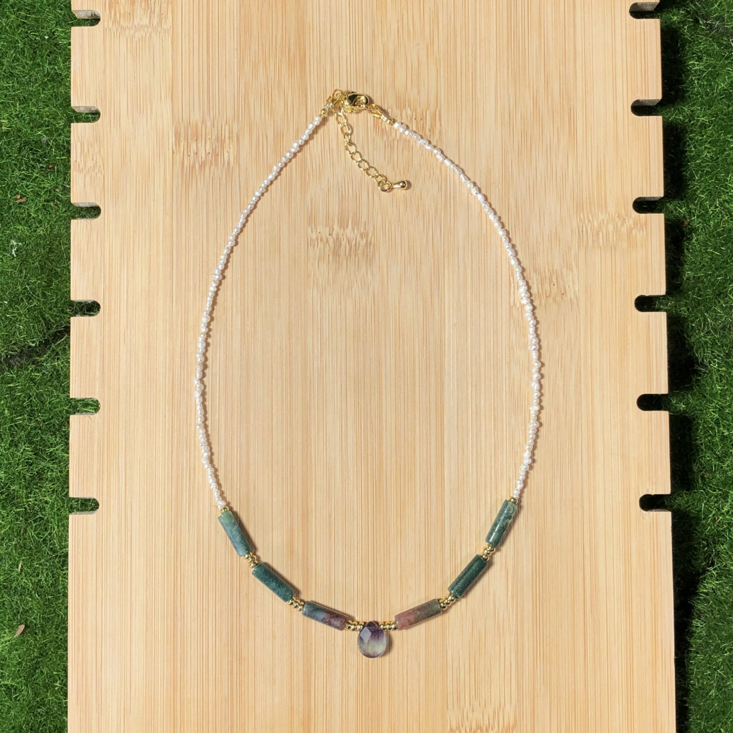 Handgefertigte Halskette aus natürlichen Süßwasserperlen und Achat.