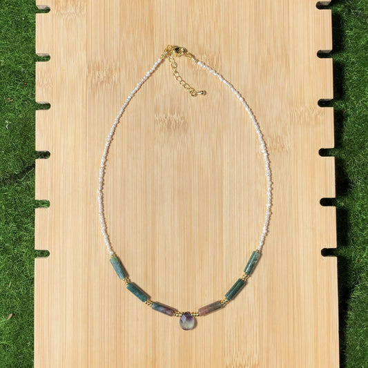 Handgefertigte Halskette aus natürlichen Süßwasserperlen und Achat.