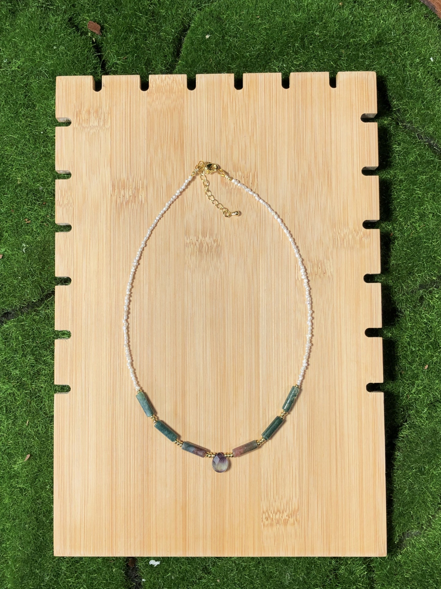 Handgefertigte Halskette aus natürlichen Süßwasserperlen und Achat.