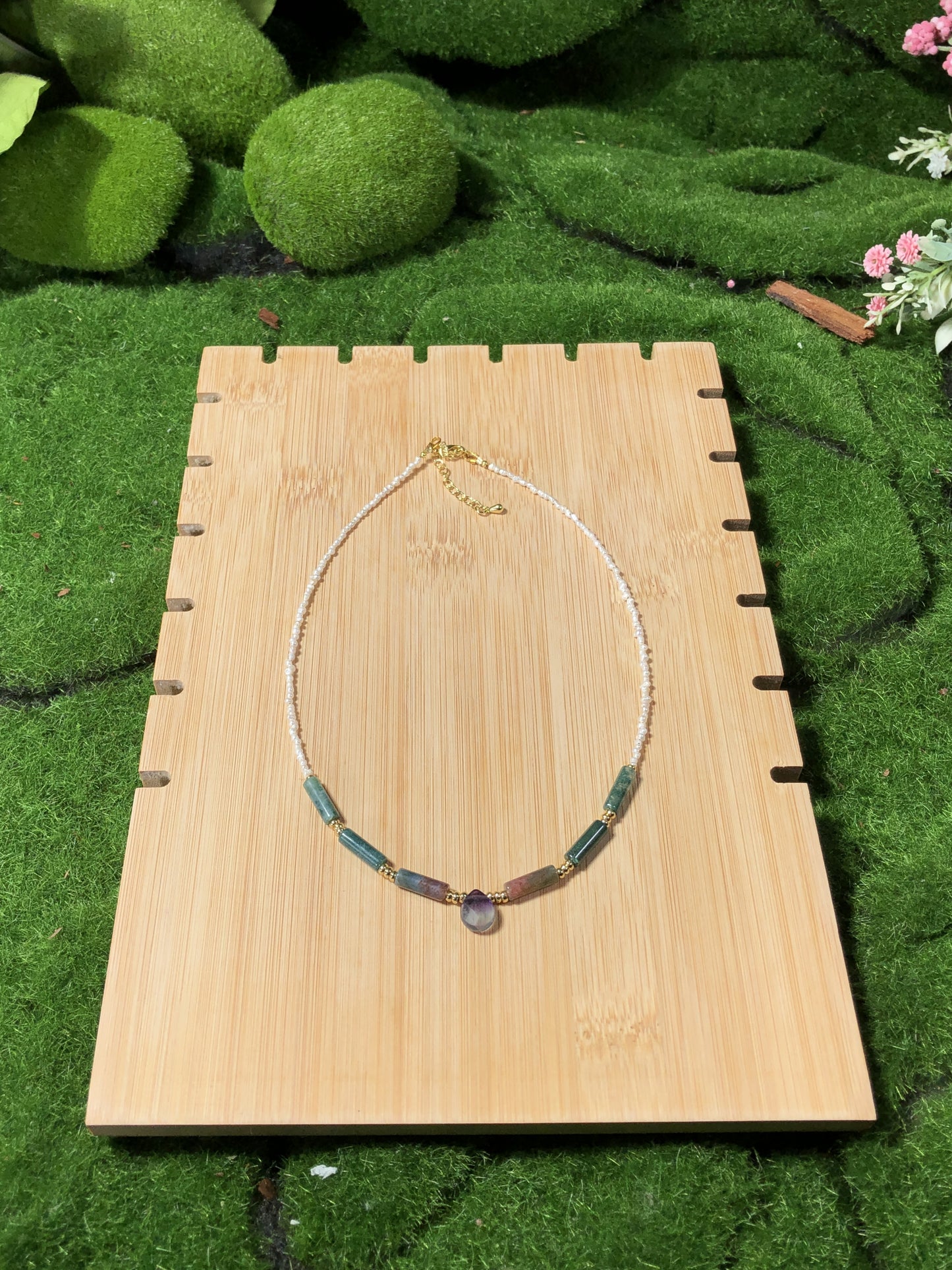 Handgefertigte Halskette aus natürlichen Süßwasserperlen und Achat.