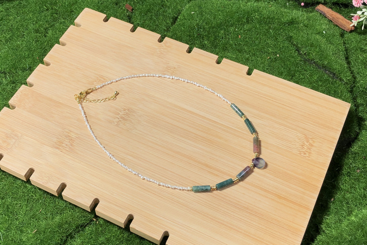 Handgefertigte Halskette aus natürlichen Süßwasserperlen und Achat.