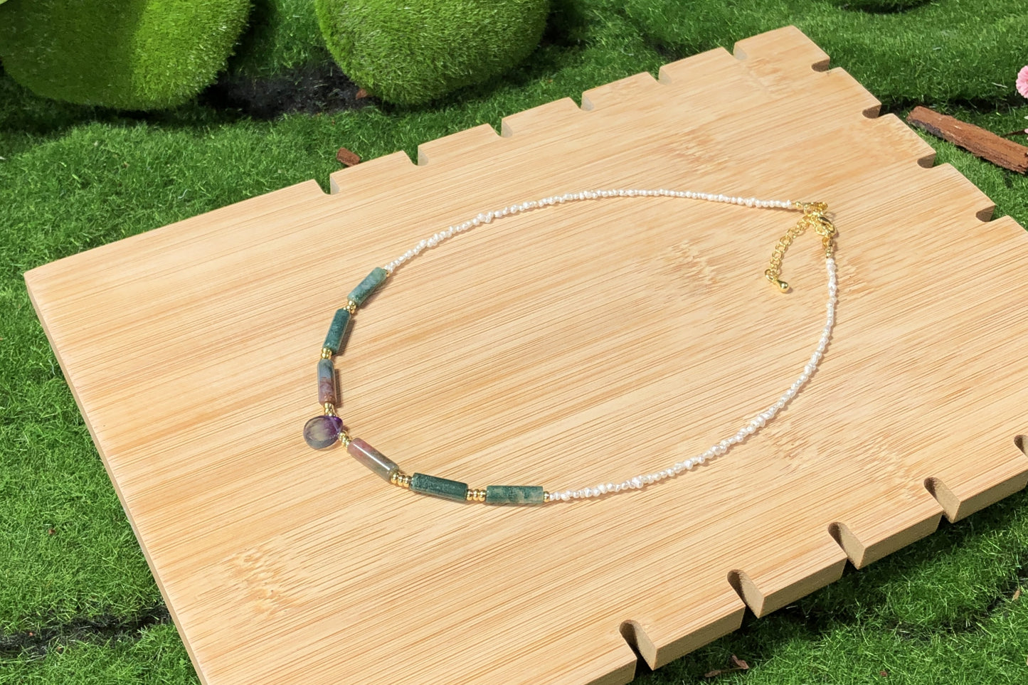 Handgefertigte Halskette aus natürlichen Süßwasserperlen und Achat.