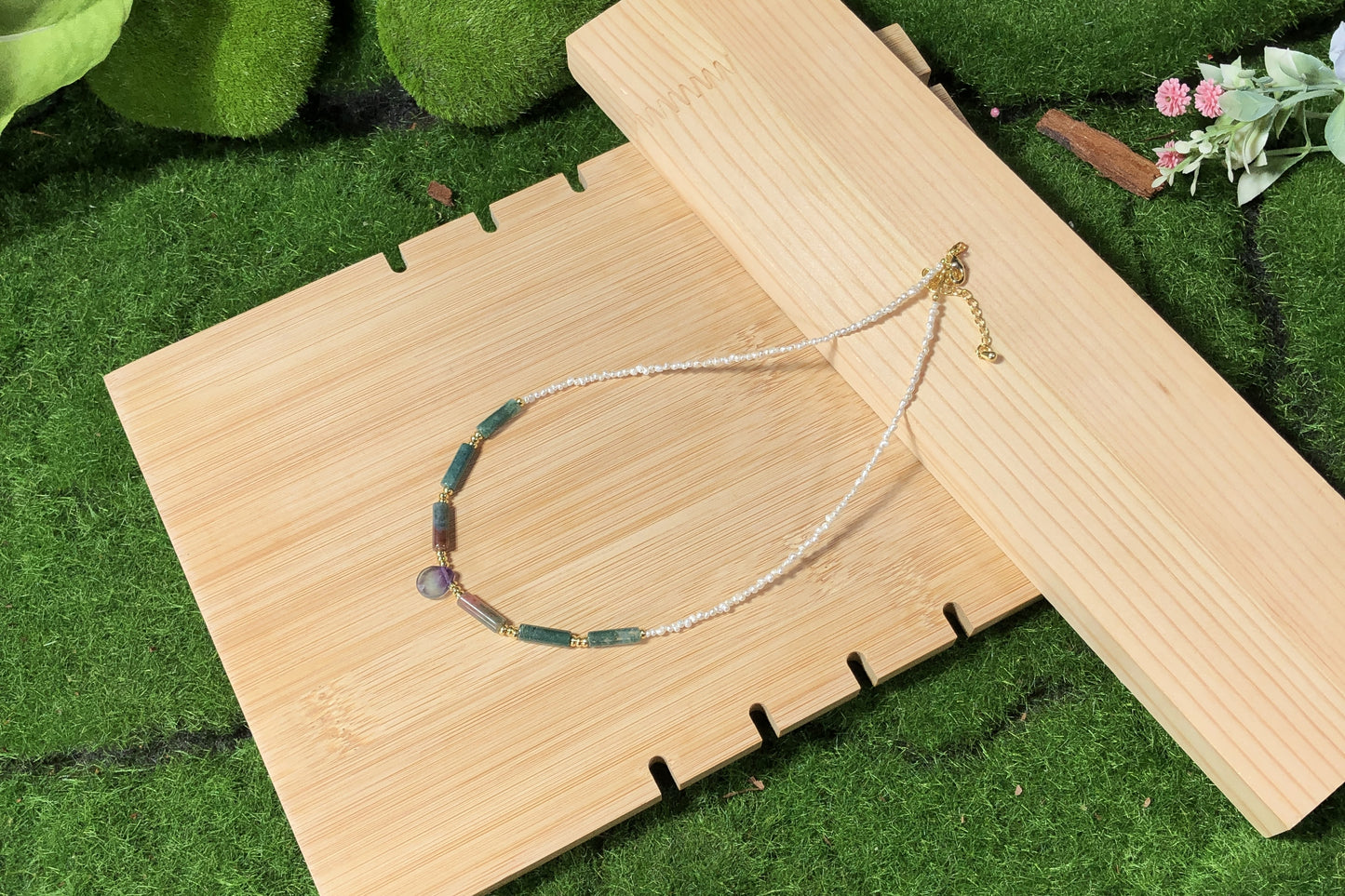 Handgefertigte Halskette aus natürlichen Süßwasserperlen und Achat.