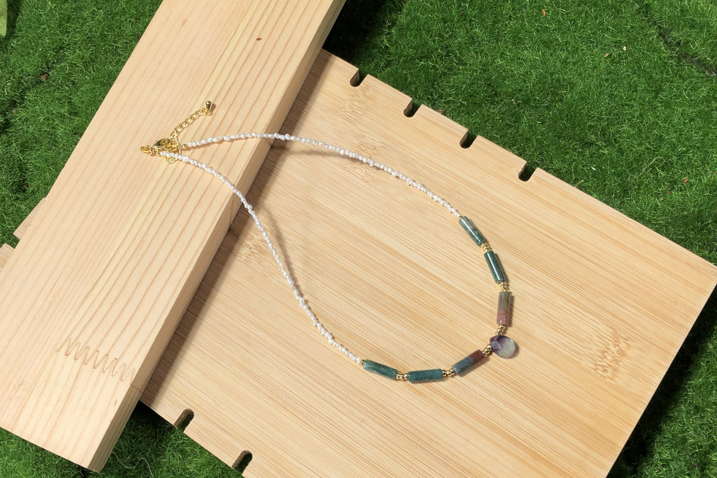 Handgefertigte Halskette aus natürlichen Süßwasserperlen und Achat.