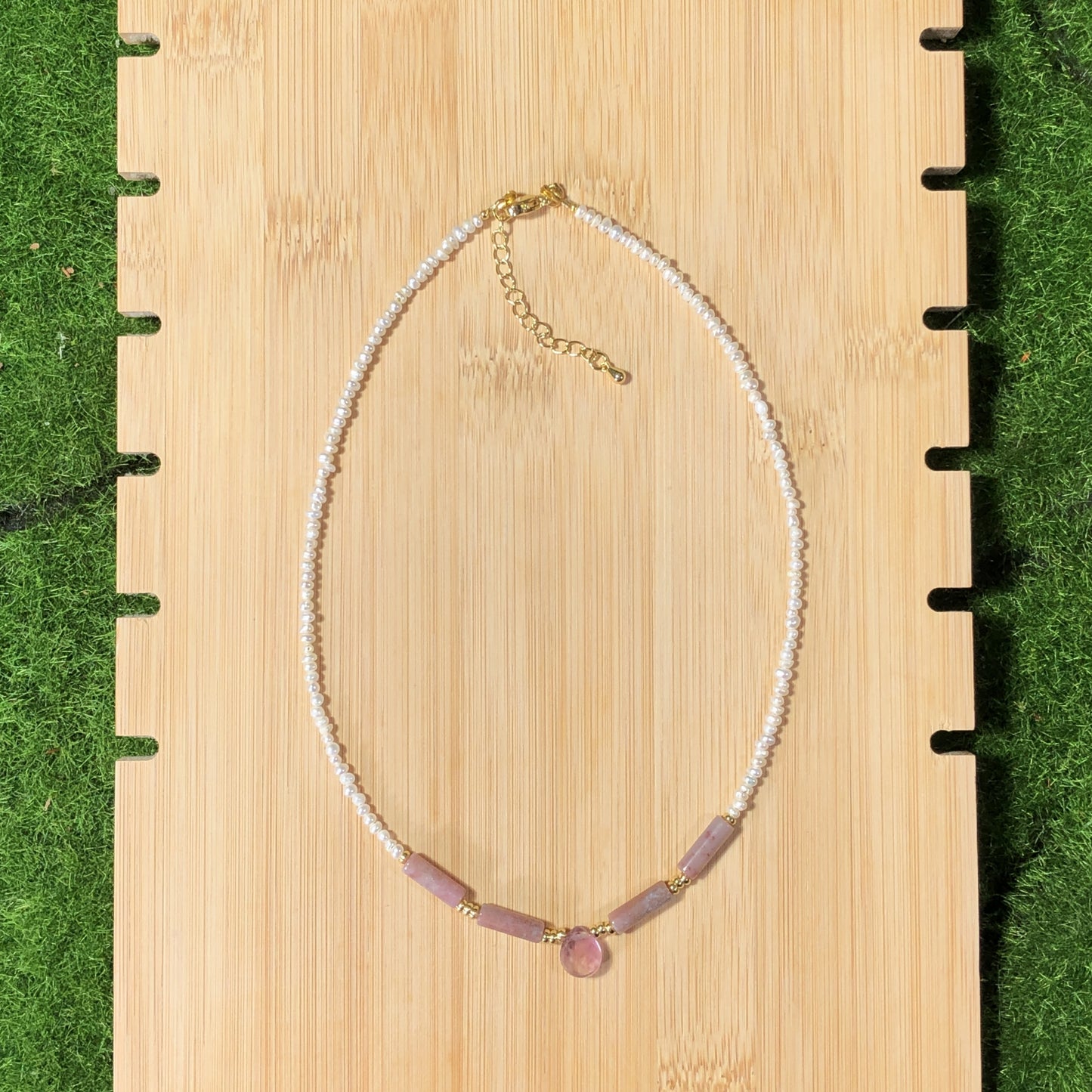 Eine handgefertigte Halskette aus natürlichen Süßwasserperlen und Achat mit einer Kette aus 14-karätig vergoldetem Messing.