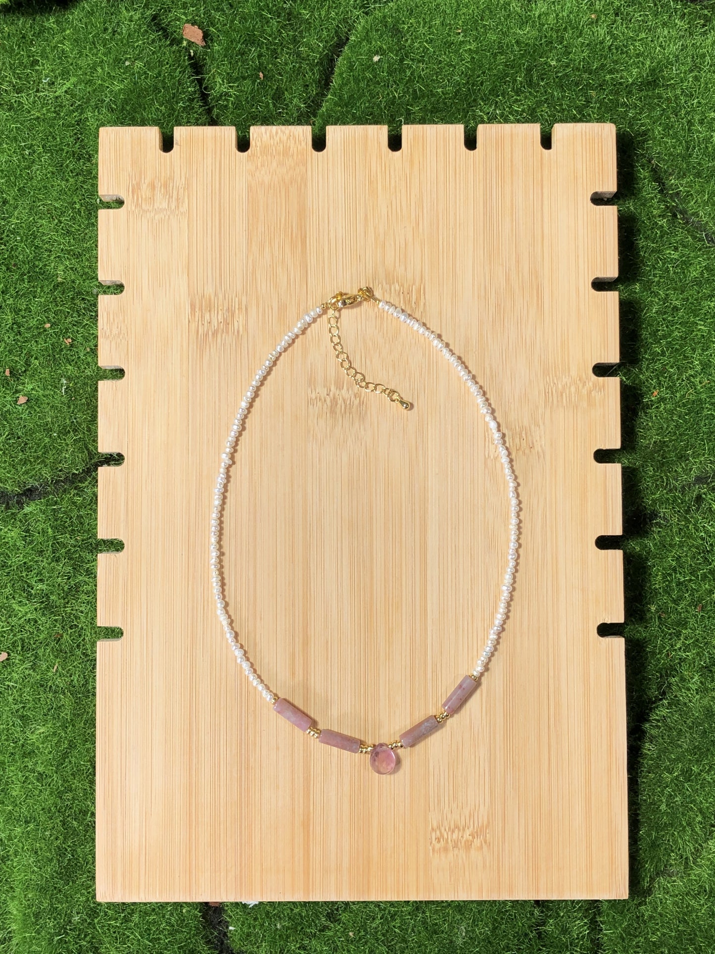 Eine handgefertigte Halskette aus natürlichen Süßwasserperlen und Achat mit einer Kette aus 14-karätig vergoldetem Messing.