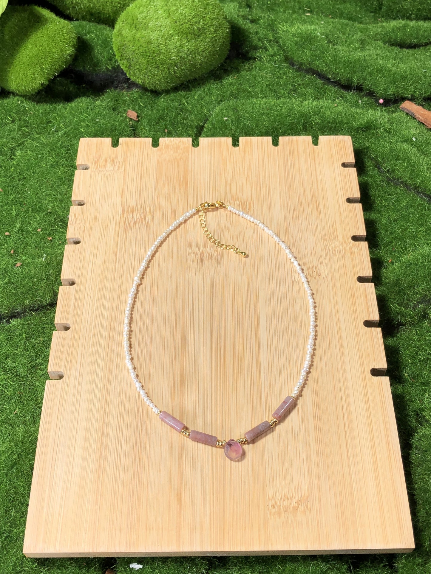 Eine handgefertigte Halskette aus natürlichen Süßwasserperlen und Achat mit einer Kette aus 14-karätig vergoldetem Messing.