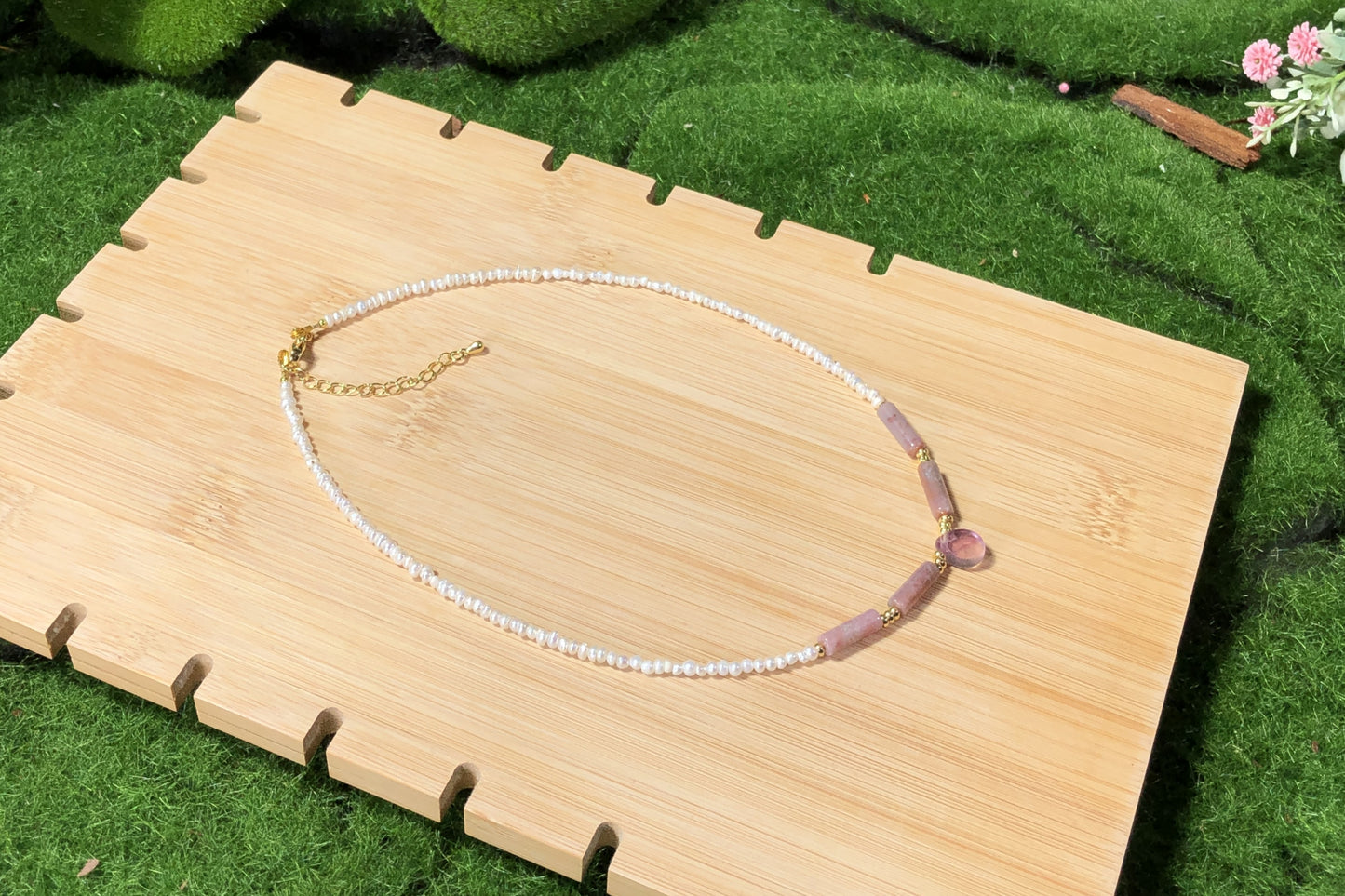 Eine handgefertigte Halskette aus natürlichen Süßwasserperlen und Achat mit einer Kette aus 14-karätig vergoldetem Messing.