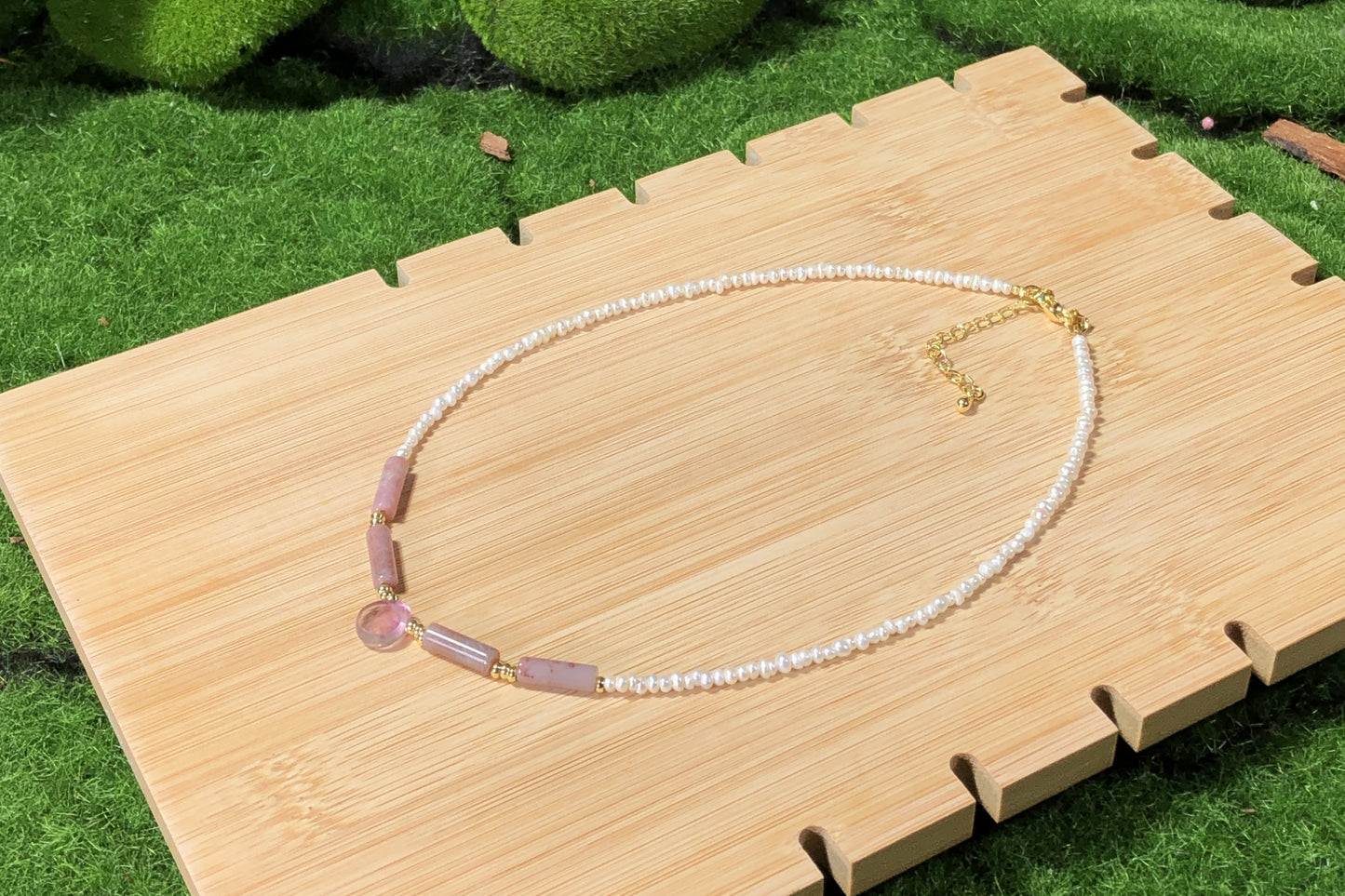 Eine handgefertigte Halskette aus natürlichen Süßwasserperlen und Achat mit einer Kette aus 14-karätig vergoldetem Messing.