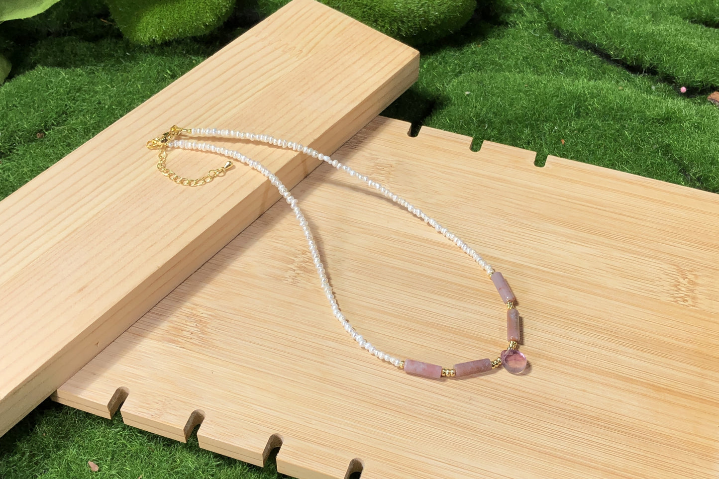 Eine handgefertigte Halskette aus natürlichen Süßwasserperlen und Achat mit einer Kette aus 14-karätig vergoldetem Messing.