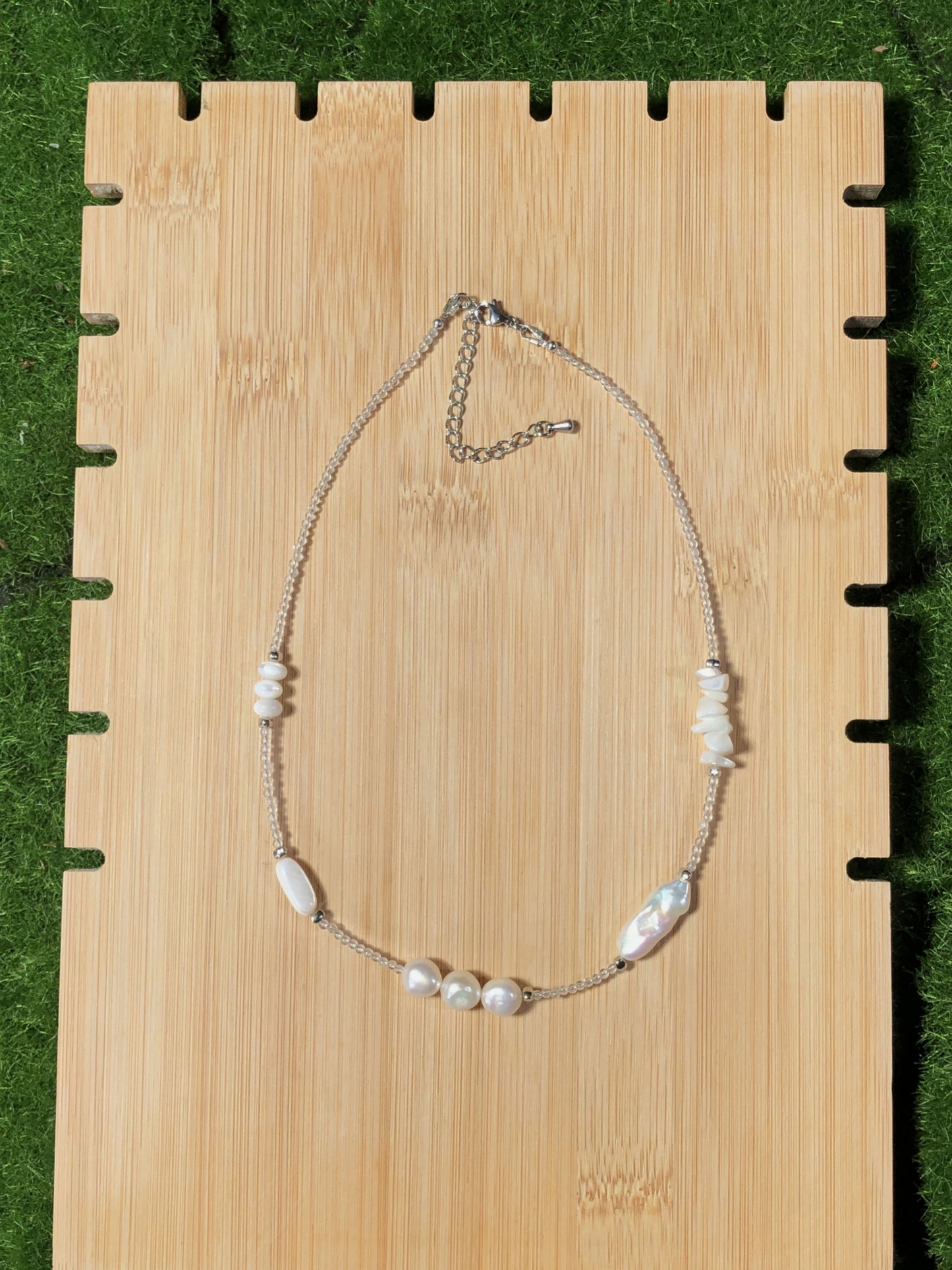 Handgefertigte Halskette aus natürlichen Süßwasserperlen und Muscheln.