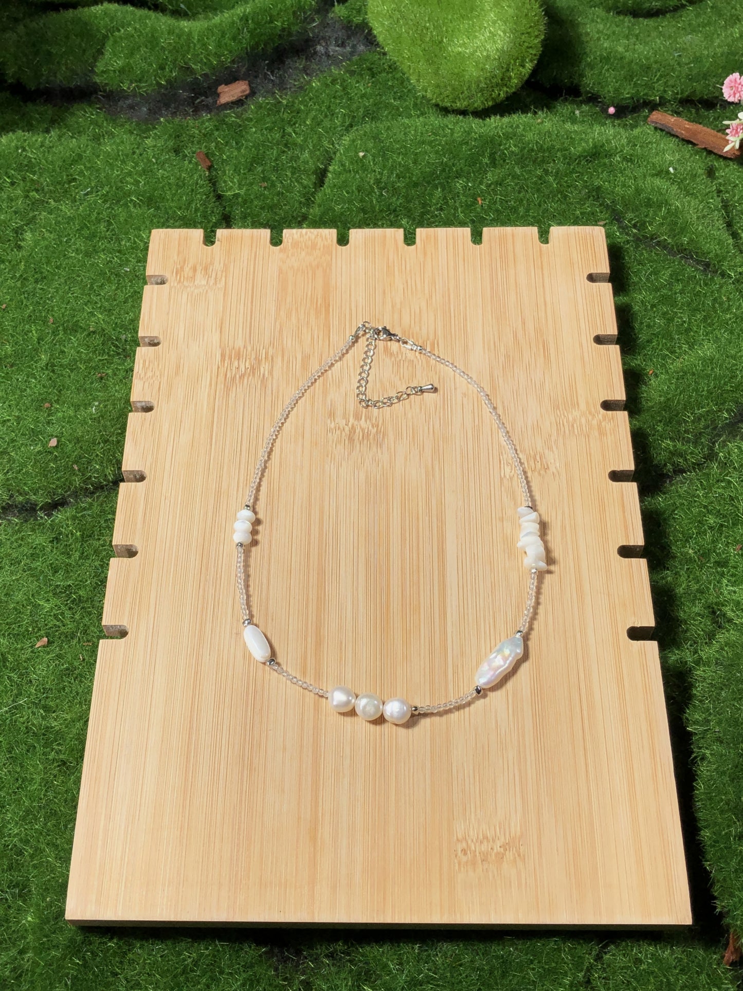 Handgefertigte Halskette aus natürlichen Süßwasserperlen und Muscheln.