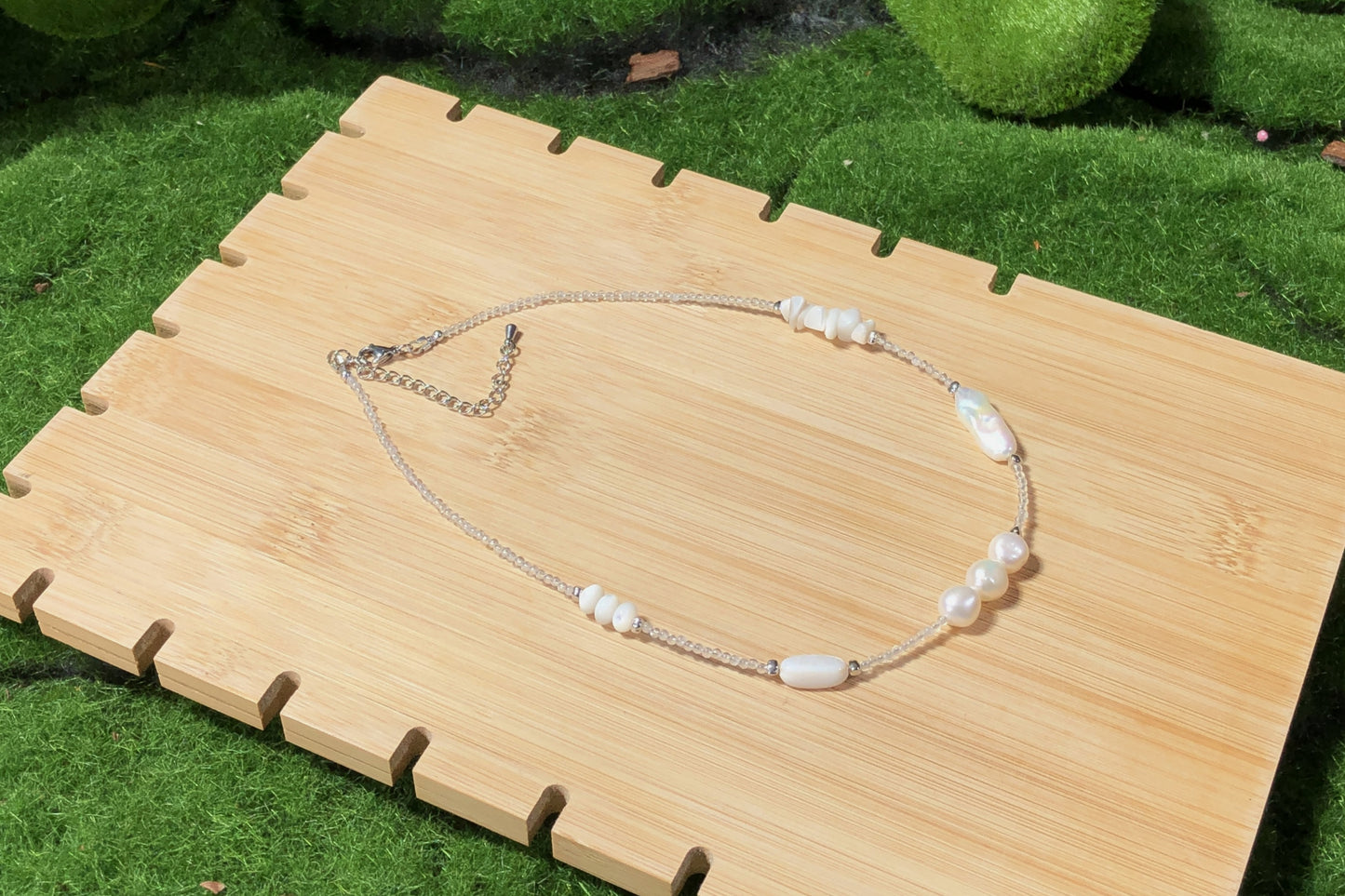 Handgefertigte Halskette aus natürlichen Süßwasserperlen und Muscheln.