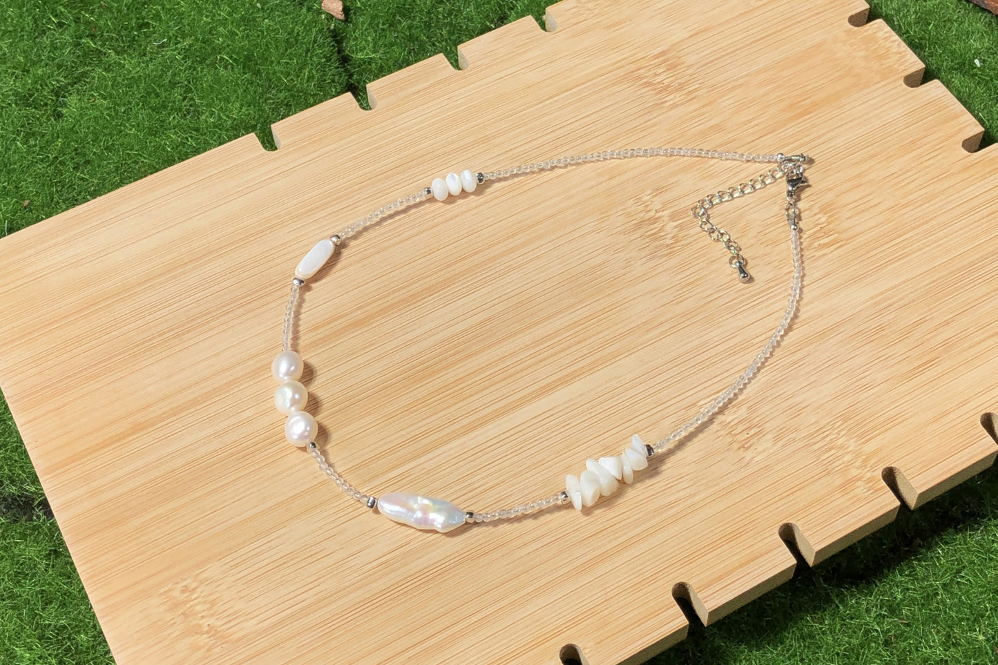 Handgefertigte Halskette aus natürlichen Süßwasserperlen und Muscheln.