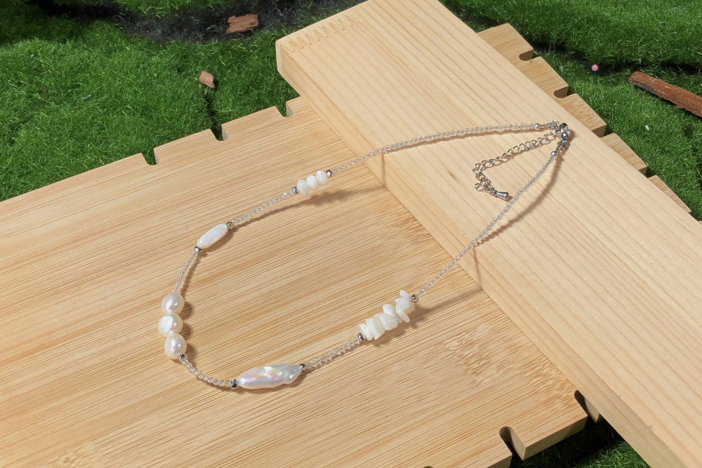 Handgefertigte Halskette aus natürlichen Süßwasserperlen und Muscheln.