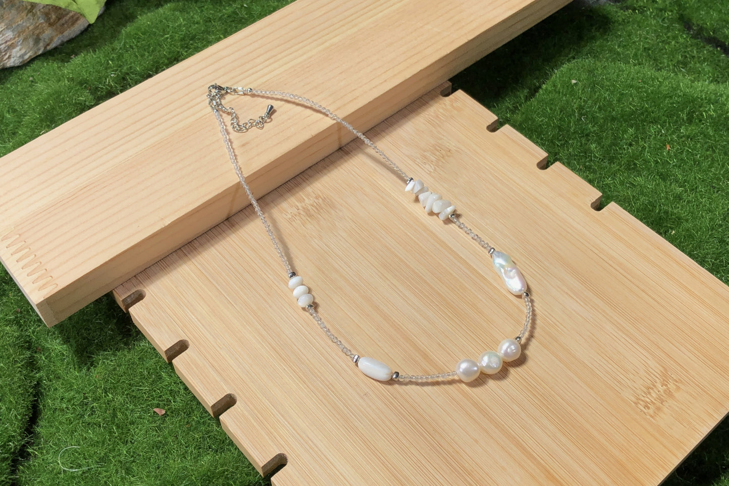 Handgefertigte Halskette aus natürlichen Süßwasserperlen und Muscheln.