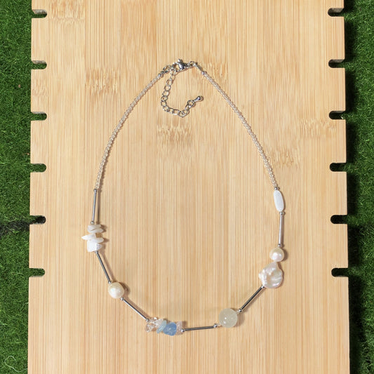 Natürliche Süßwasserperlenkette, handgefertigt mit Barockperlen, Muschelkristallen und Aquamarin.