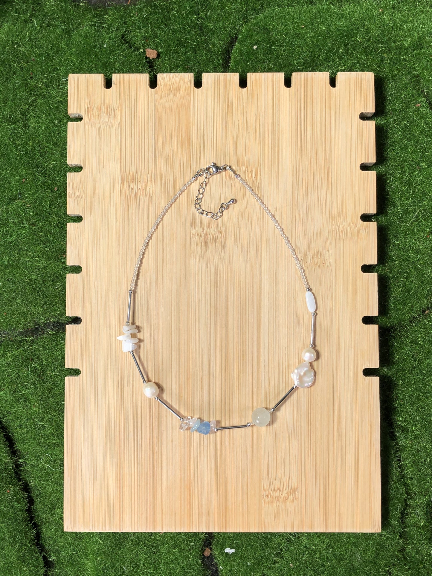 Natürliche Süßwasserperlenkette, handgefertigt mit Barockperlen, Muschelkristallen und Aquamarin.