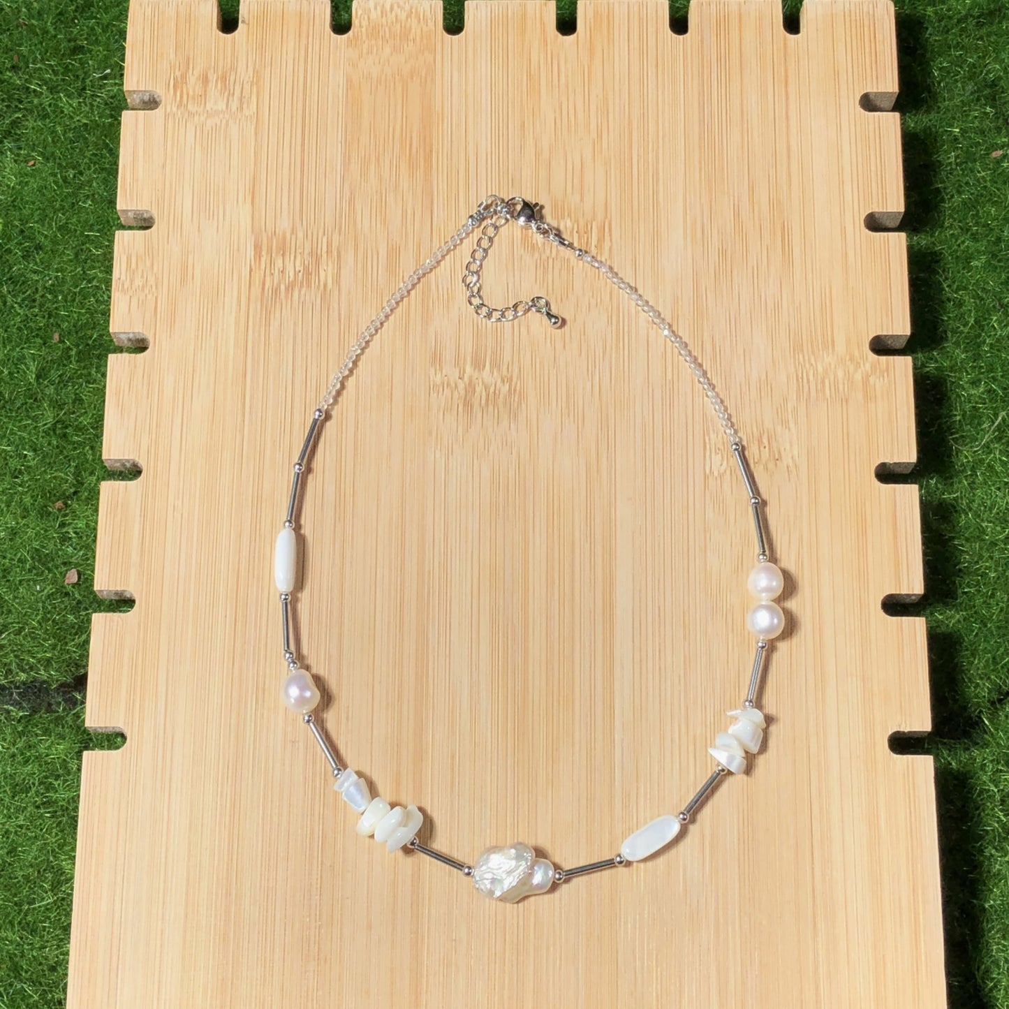 Halskette aus natürlichen Süßwasserperlen, Barockperlen und Muscheln, handgefertigt.