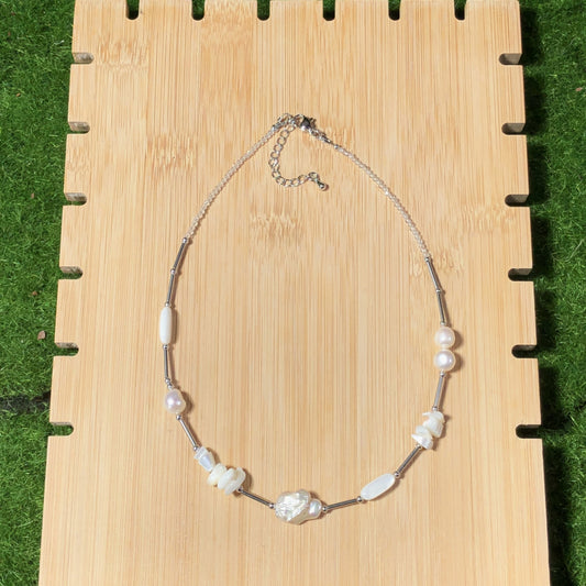 Halskette aus natürlichen Süßwasserperlen, Barockperlen und Muscheln, handgefertigt.