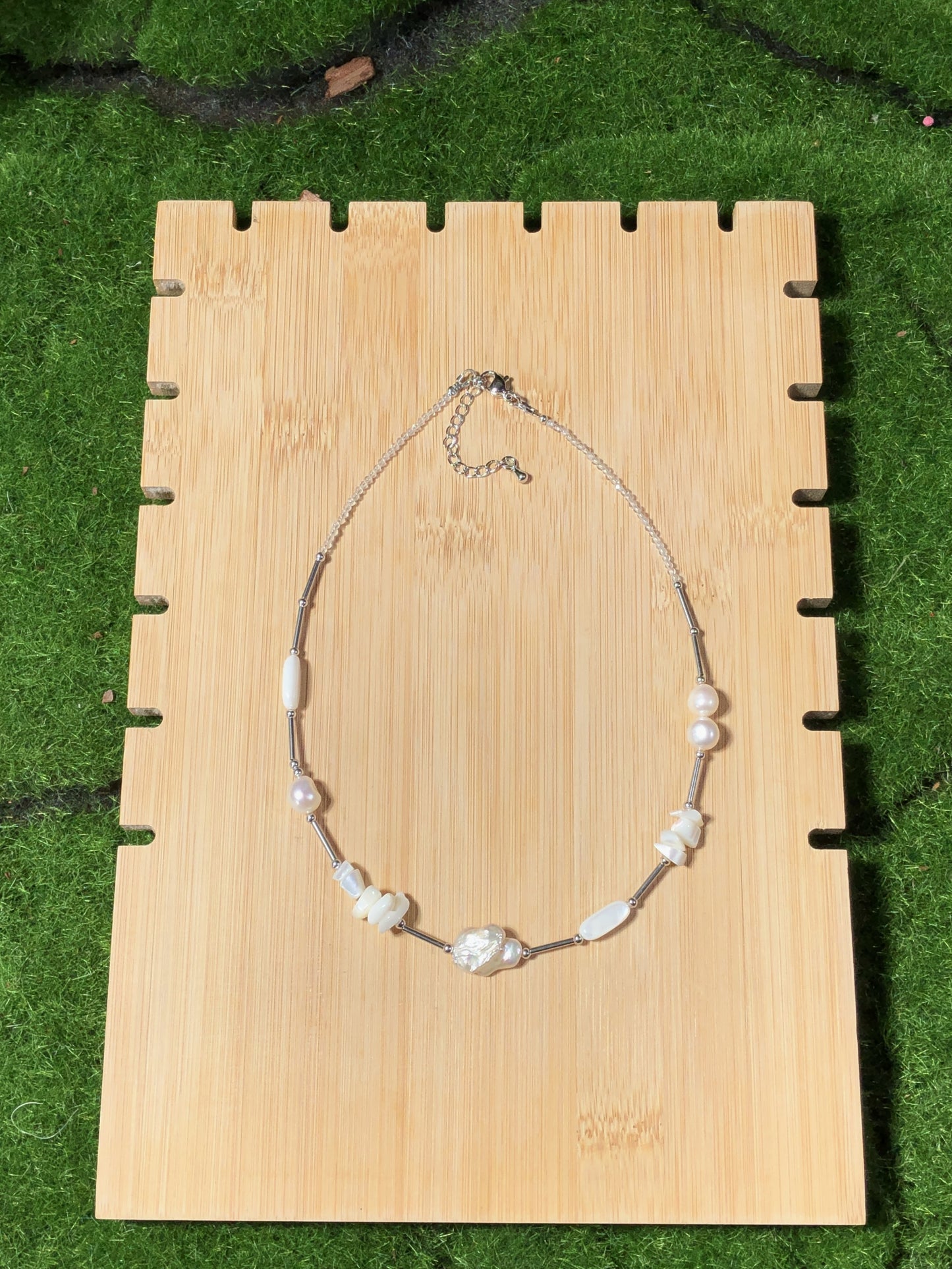 Halskette aus natürlichen Süßwasserperlen, Barockperlen und Muscheln, handgefertigt.