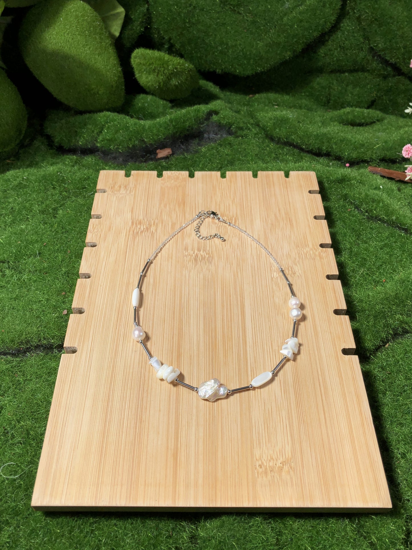 Halskette aus natürlichen Süßwasserperlen, Barockperlen und Muscheln, handgefertigt.