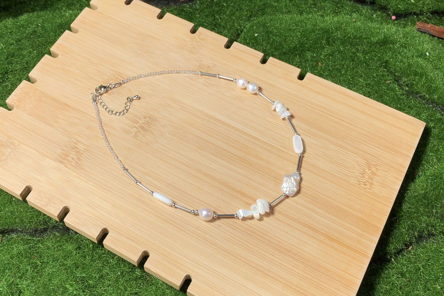 Halskette aus natürlichen Süßwasserperlen, Barockperlen und Muscheln, handgefertigt.