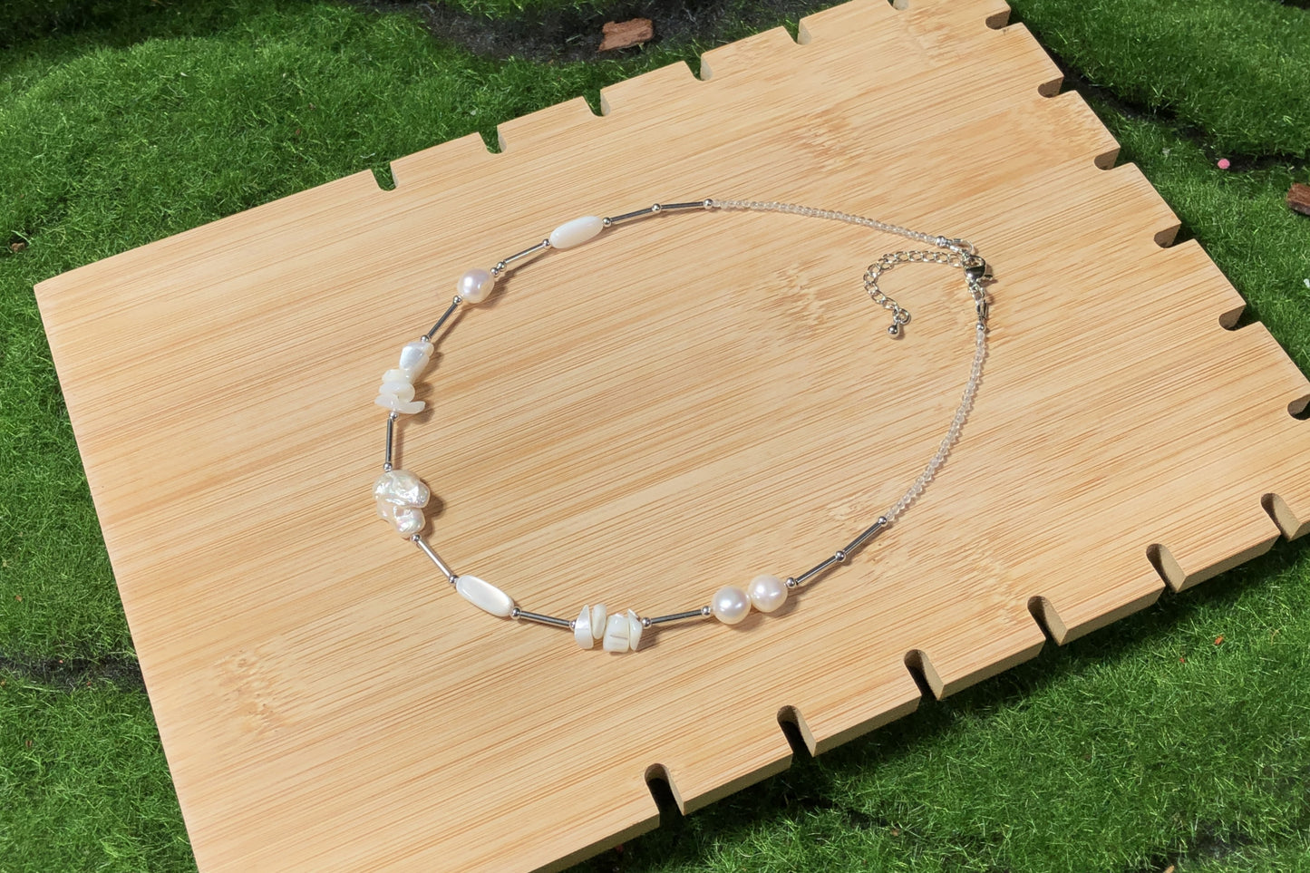 Halskette aus natürlichen Süßwasserperlen, Barockperlen und Muscheln, handgefertigt.