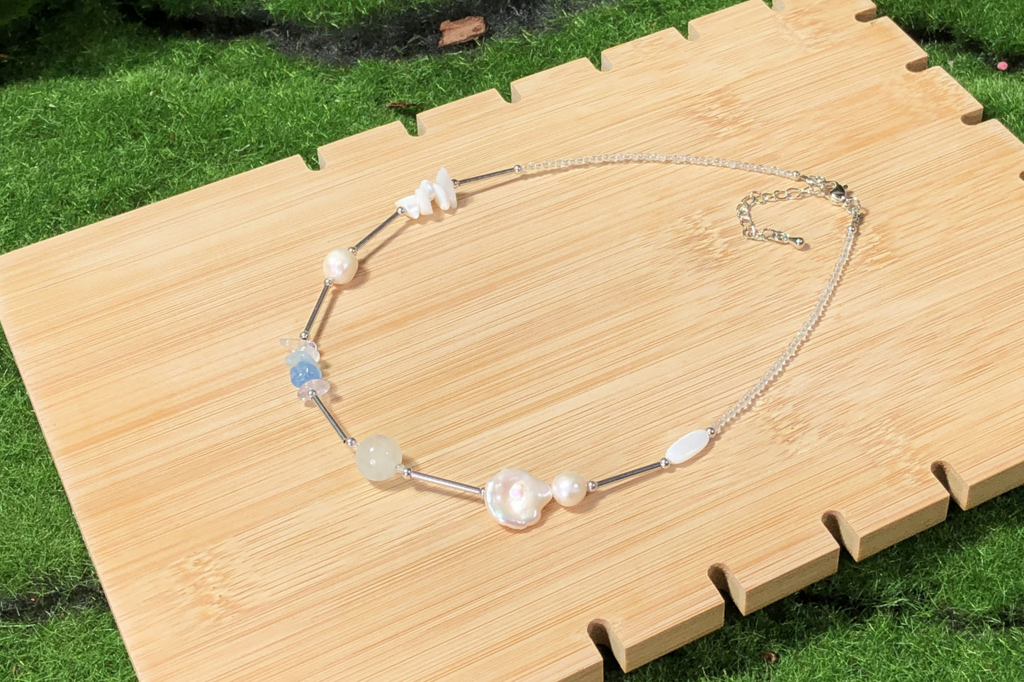 Natürliche Süßwasserperlenkette, handgefertigt mit Barockperlen, Muschelkristallen und Aquamarin.