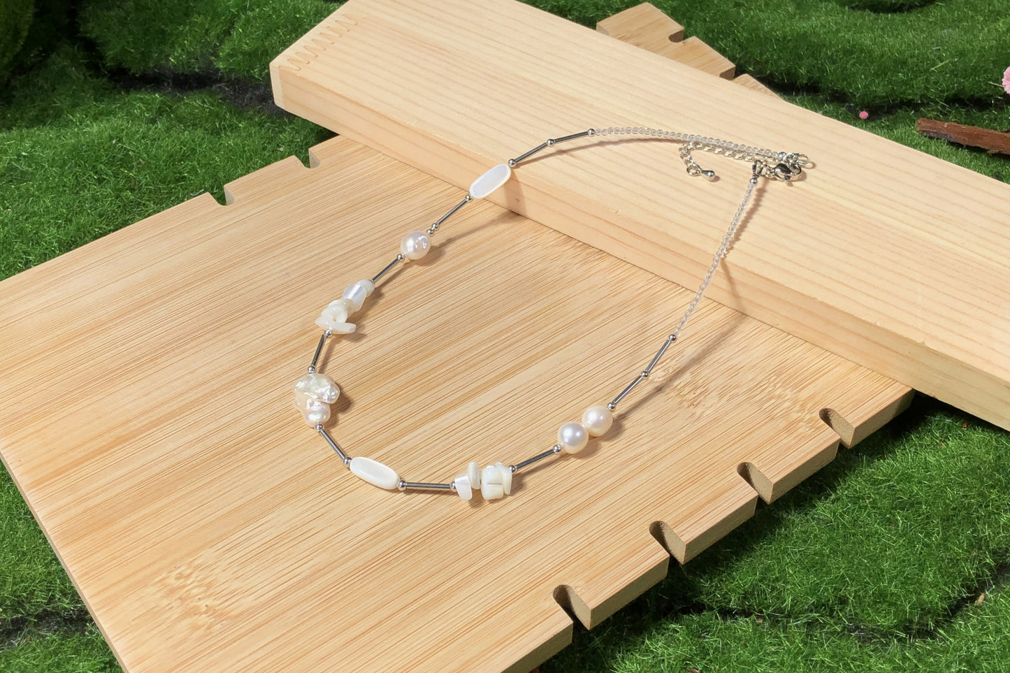 Halskette aus natürlichen Süßwasserperlen, Barockperlen und Muscheln, handgefertigt.