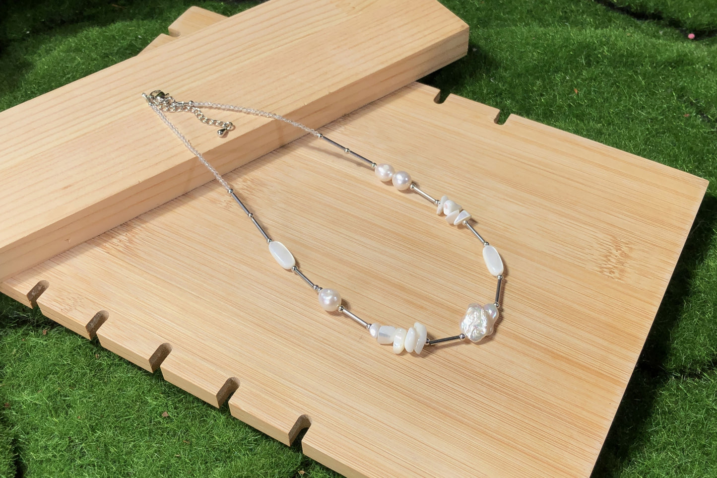 Halskette aus natürlichen Süßwasserperlen, Barockperlen und Muscheln, handgefertigt.