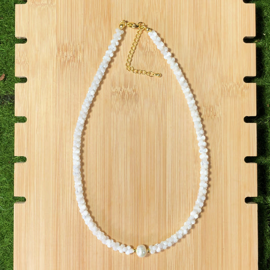 Halskette mit Anhänger aus natürlicher Süßwasserperle, handgefertigt.