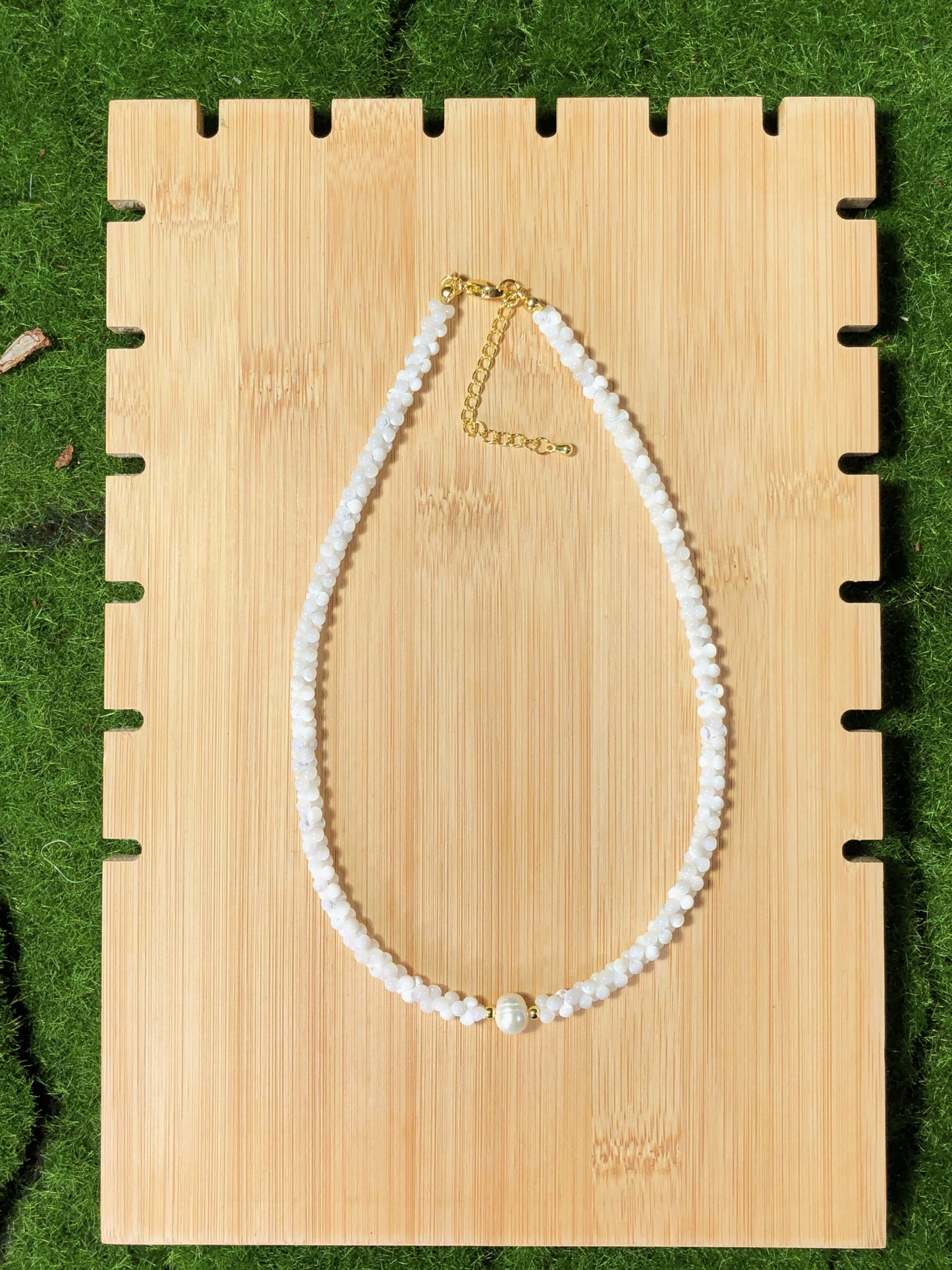 Halskette mit Anhänger aus natürlicher Süßwasserperle, handgefertigt.