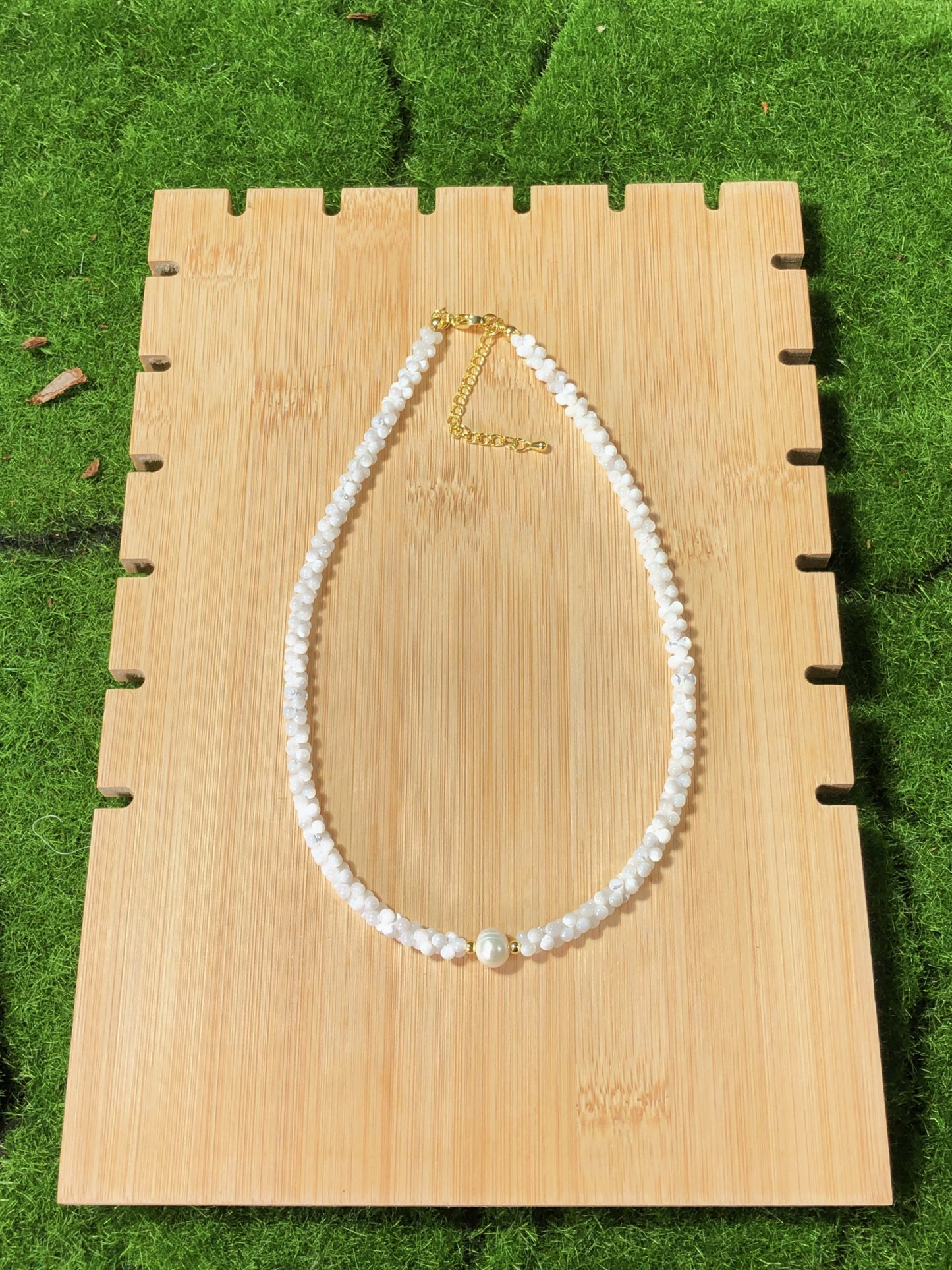 Halskette mit Anhänger aus natürlicher Süßwasserperle, handgefertigt.