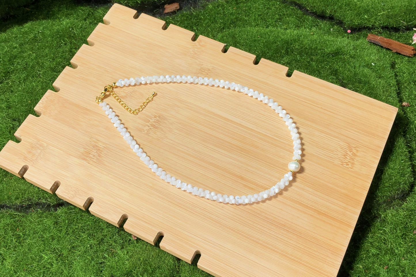 Halskette mit Anhänger aus natürlicher Süßwasserperle, handgefertigt.