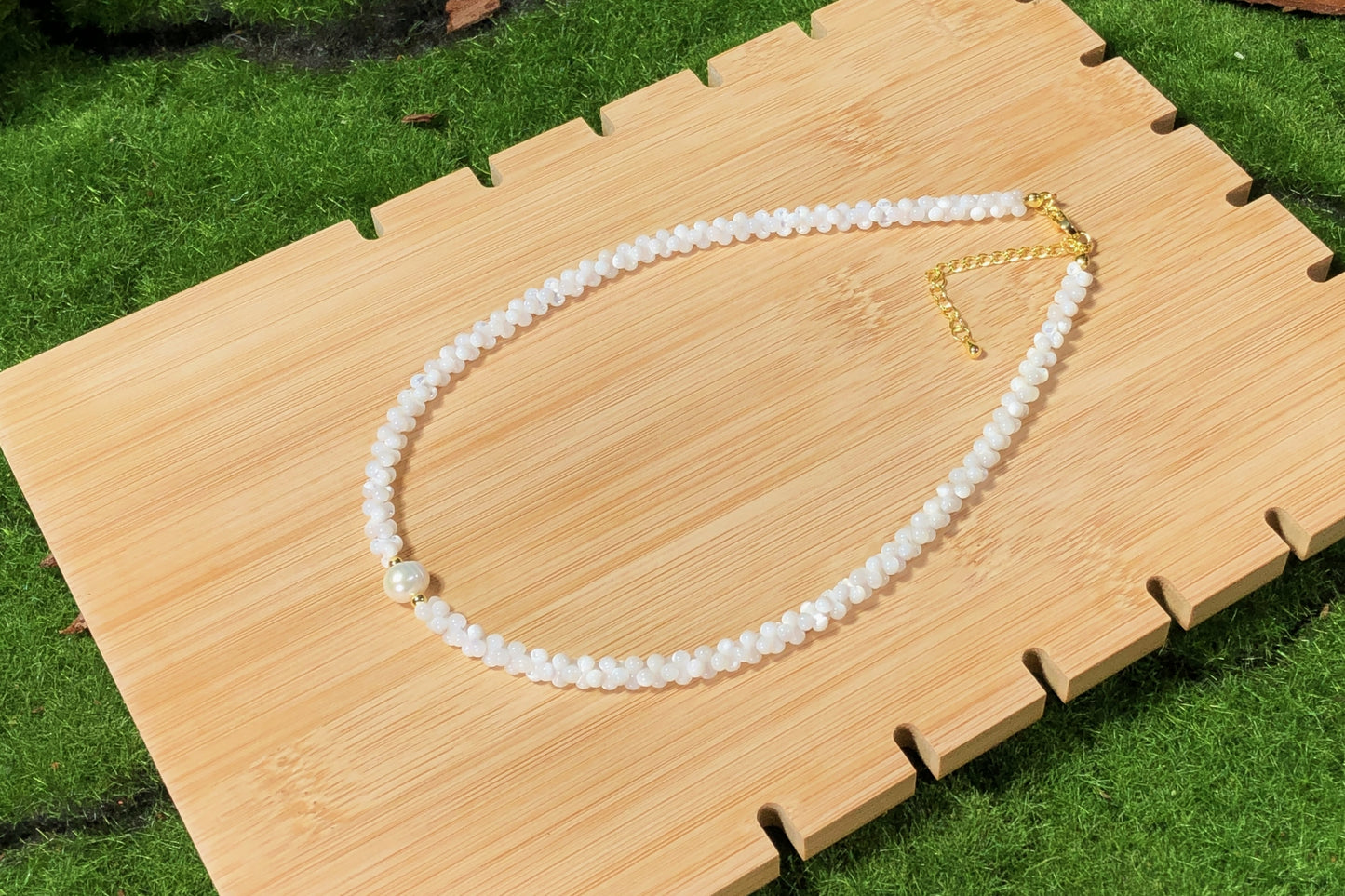 Halskette mit Anhänger aus natürlicher Süßwasserperle, handgefertigt.