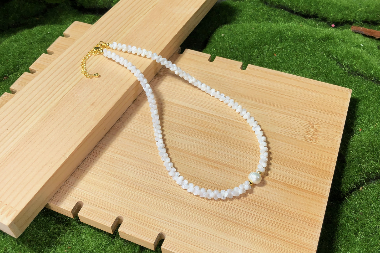 Halskette mit Anhänger aus natürlicher Süßwasserperle, handgefertigt.