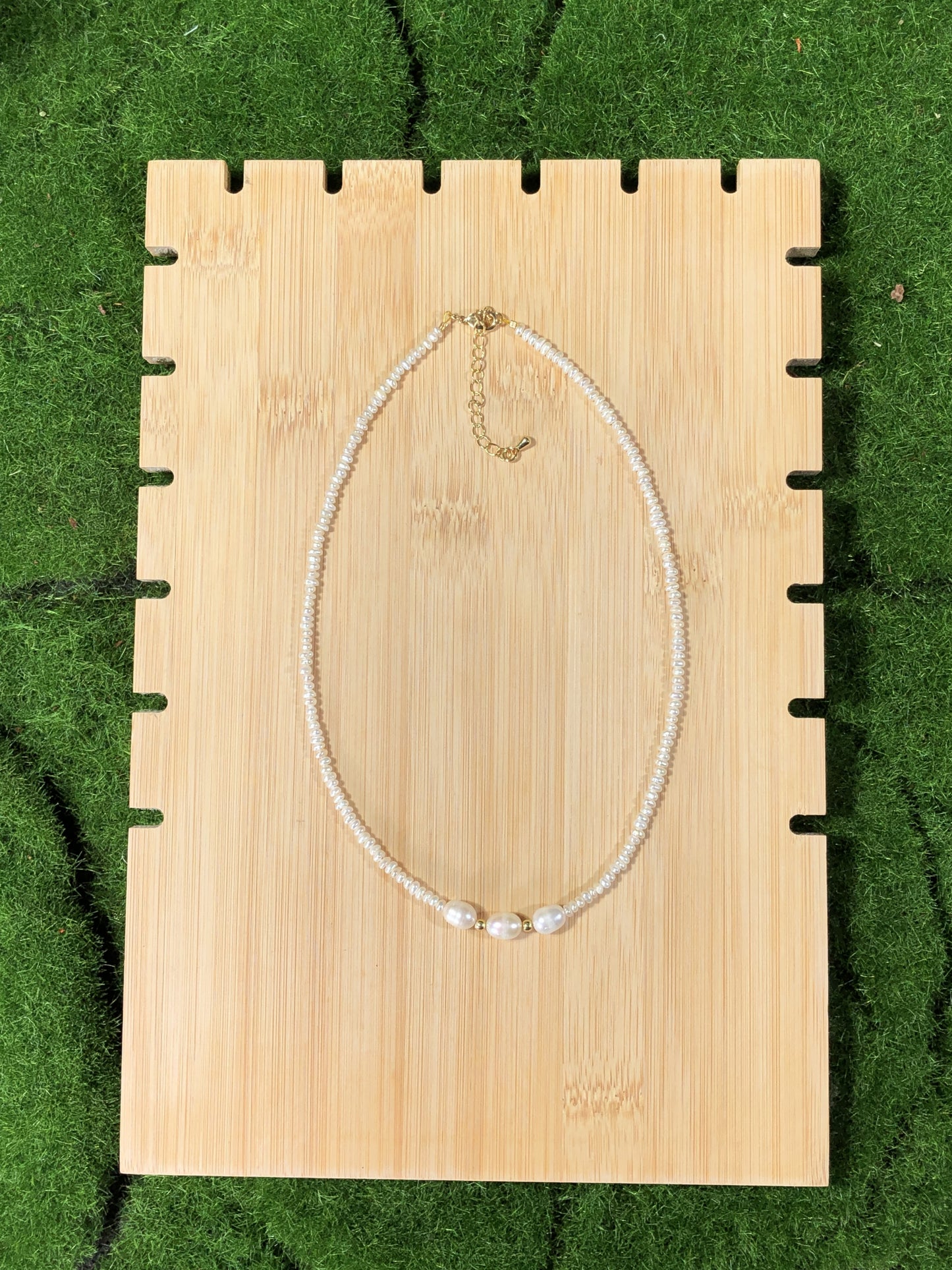 Natürliche Süßwasserperlenkette mit 3 großen Barockperlen, handgefertigt.